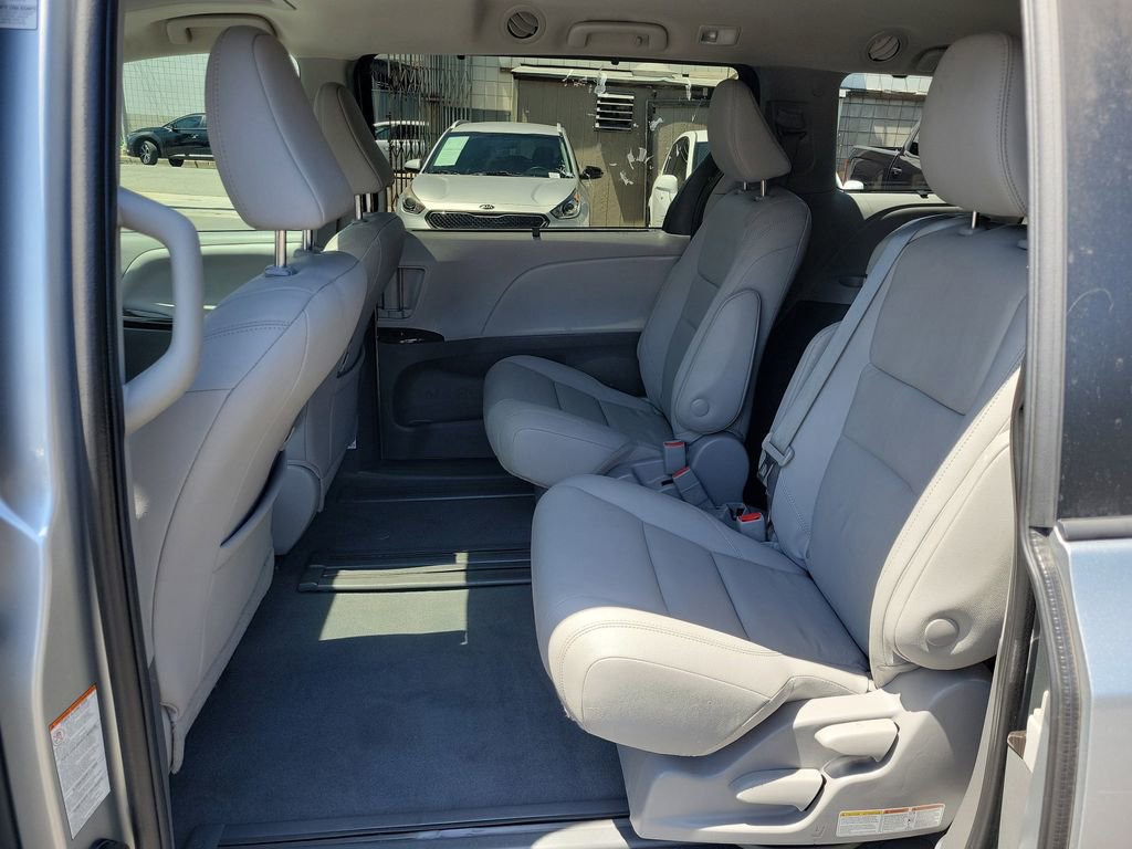 Used 2020 Toyota Sienna XLE w/ XLE Navigation Package FWD image 19