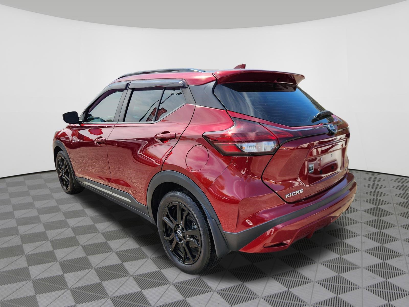 Used 2022 Nissan Kicks SR w/ Premium Package image 3