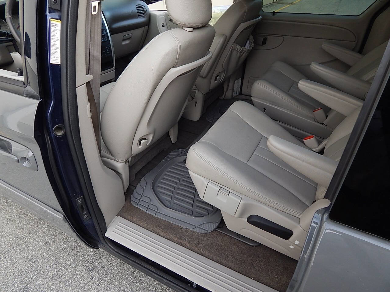 Used 2005 Chrysler Town & Country Touring w/ Luxury Group FWD image 16