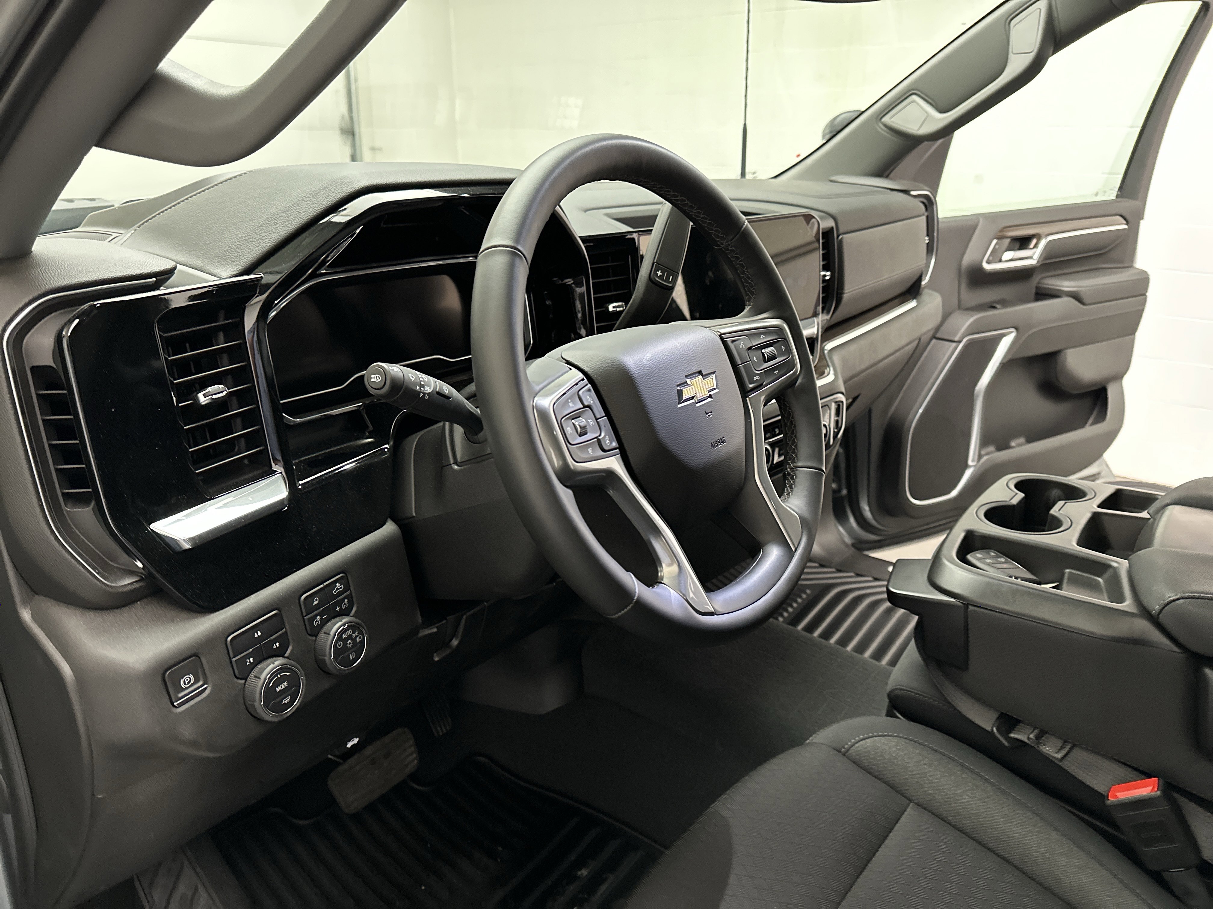 Used 2024 Chevrolet Silverado 2500 LT w/ Convenience Package image 17