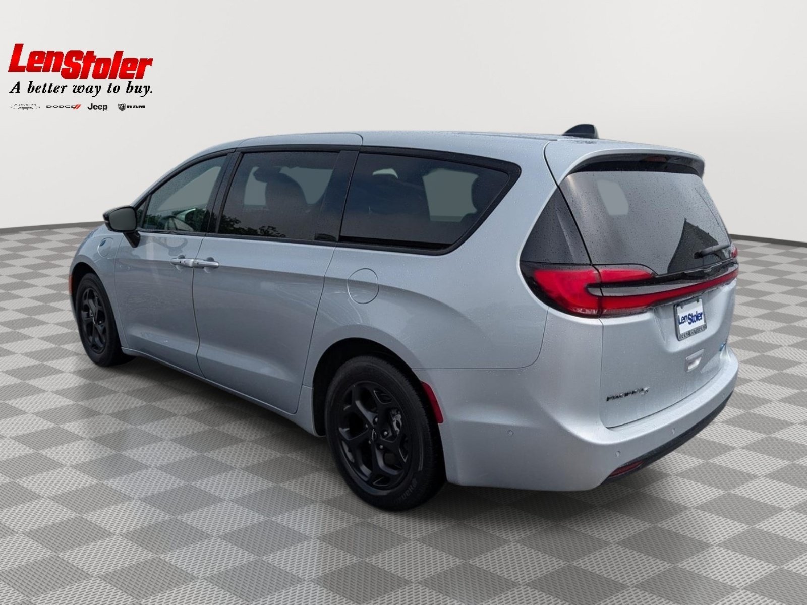 Used 2023 Chrysler Pacifica Limited w/ Uconnect Theater Family Group FWD image 3