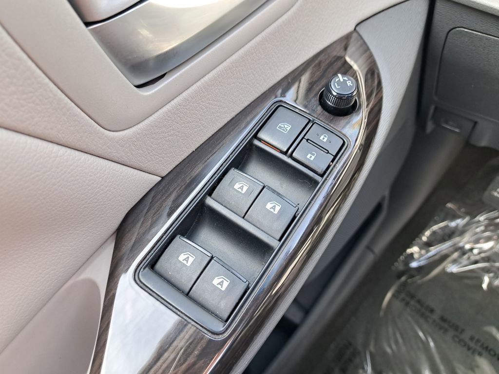 Used 2017 Toyota Sienna XLE Premium image 25