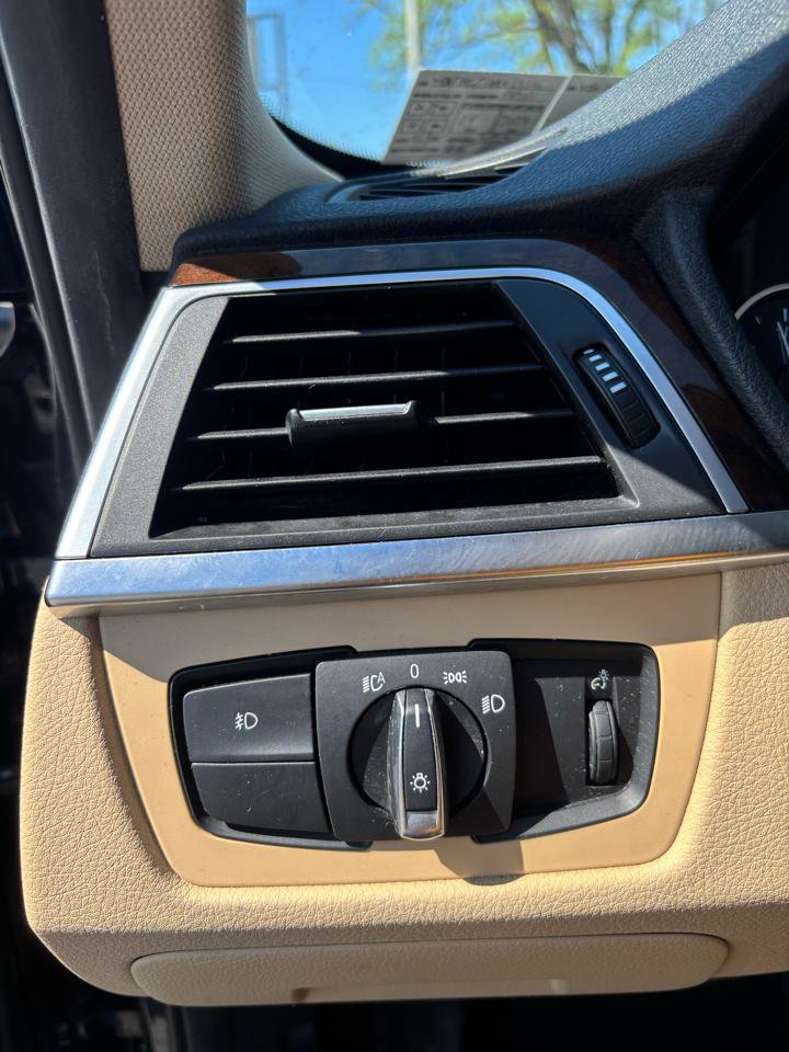 Used 2017 BMW 320i xDrive Sedan AWD/4WD image 10