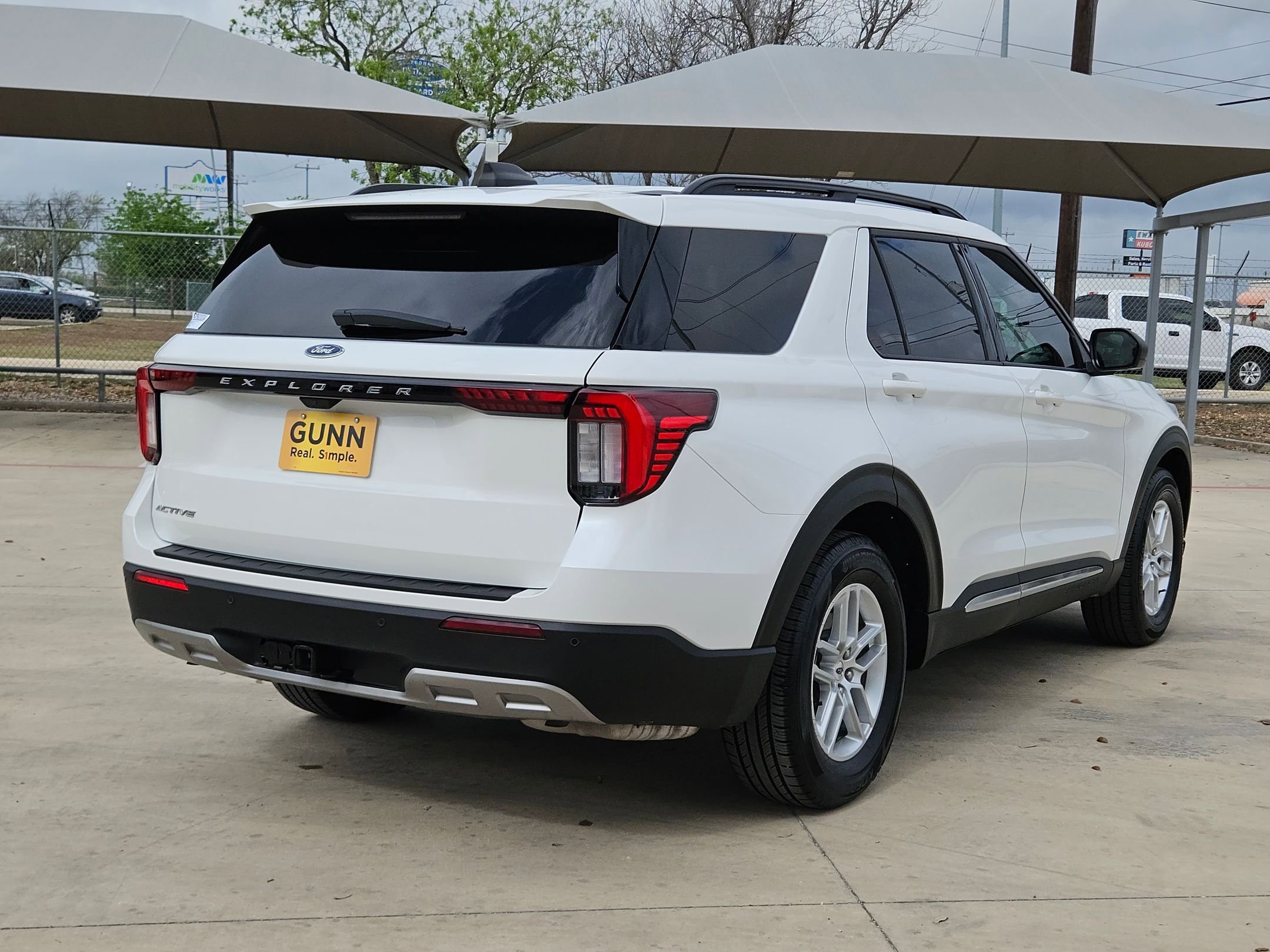Used 2025 Ford Explorer Active w/ Active Comfort Package RWD image 3