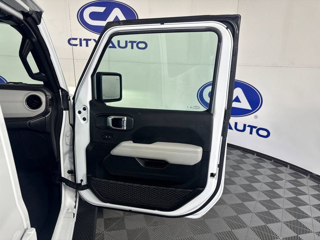 Used 2023 Jeep Wrangler Unlimited Sahara AWD/4WD image 40