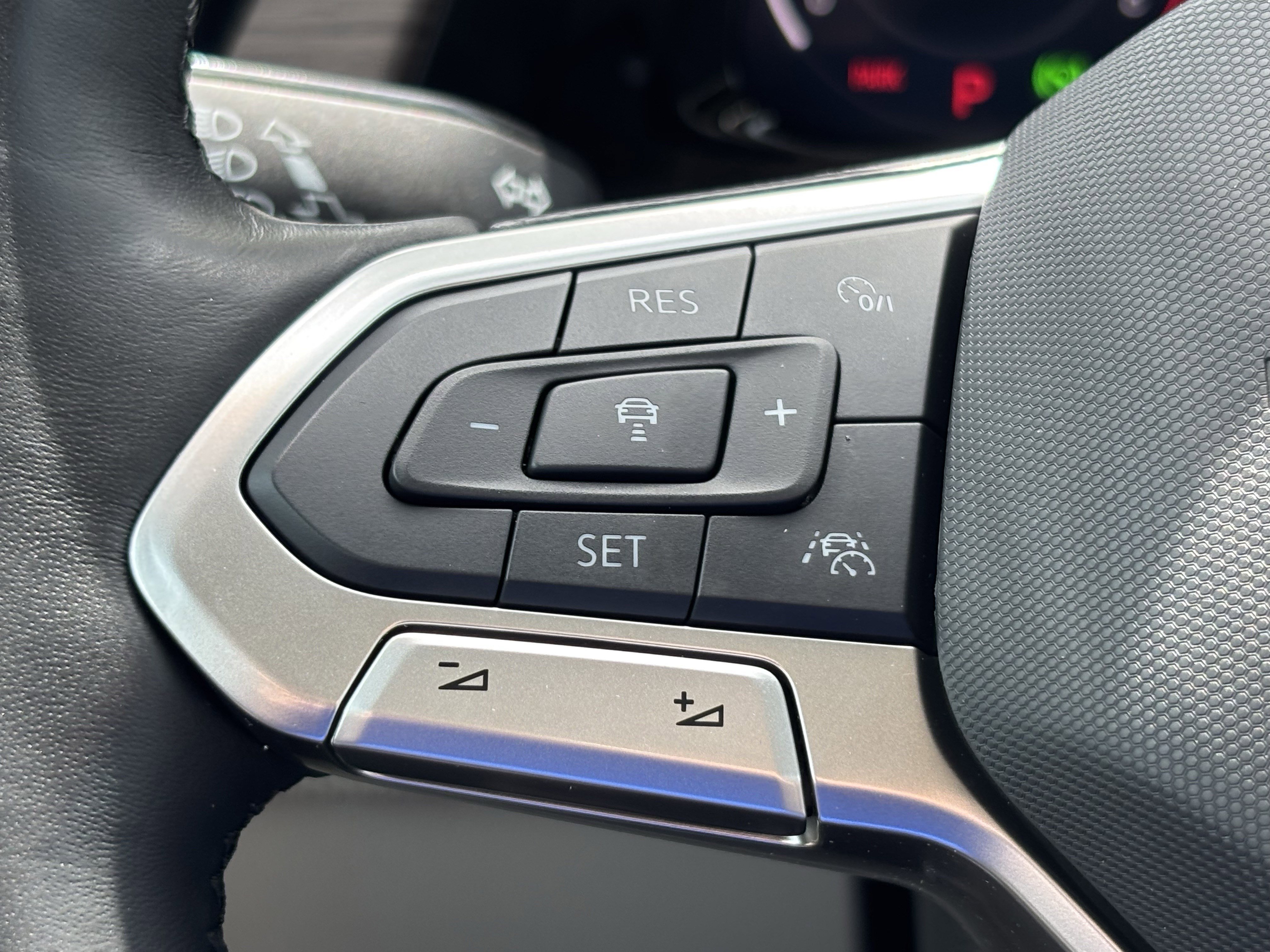 Used 2025 Volkswagen Atlas SEL Premium R-Line image 19