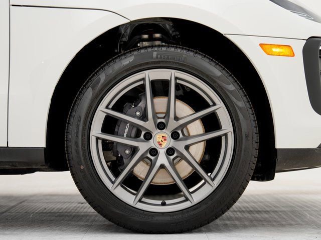 Certified 2025 Porsche Macan AWD/4WD image 28