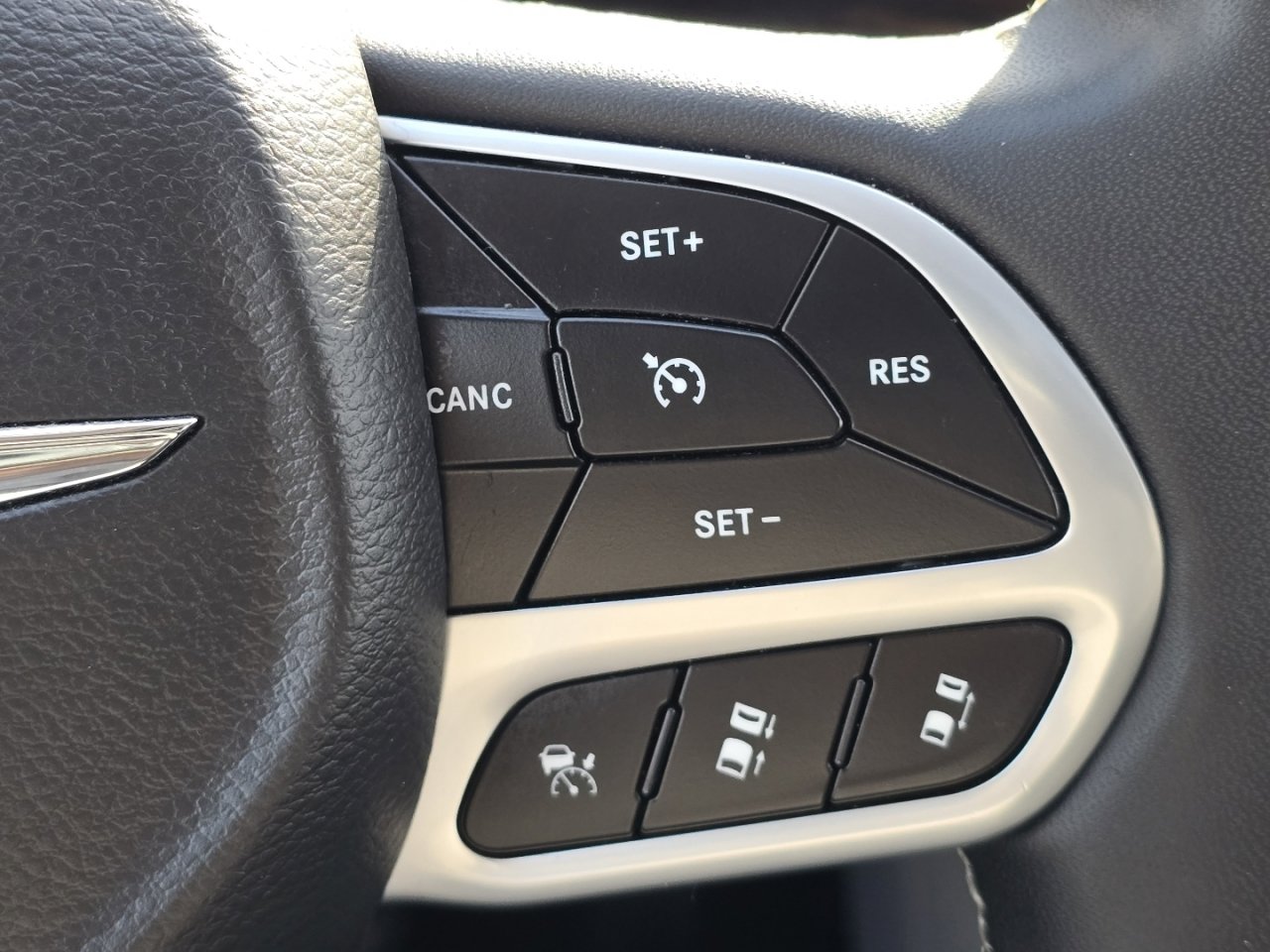 Used 2022 Chrysler Pacifica Limited w/ Uconnect Theater Family Group image 33