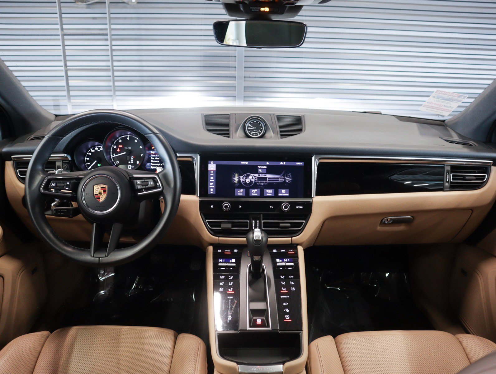 Certified 2022 Porsche Macan image 12