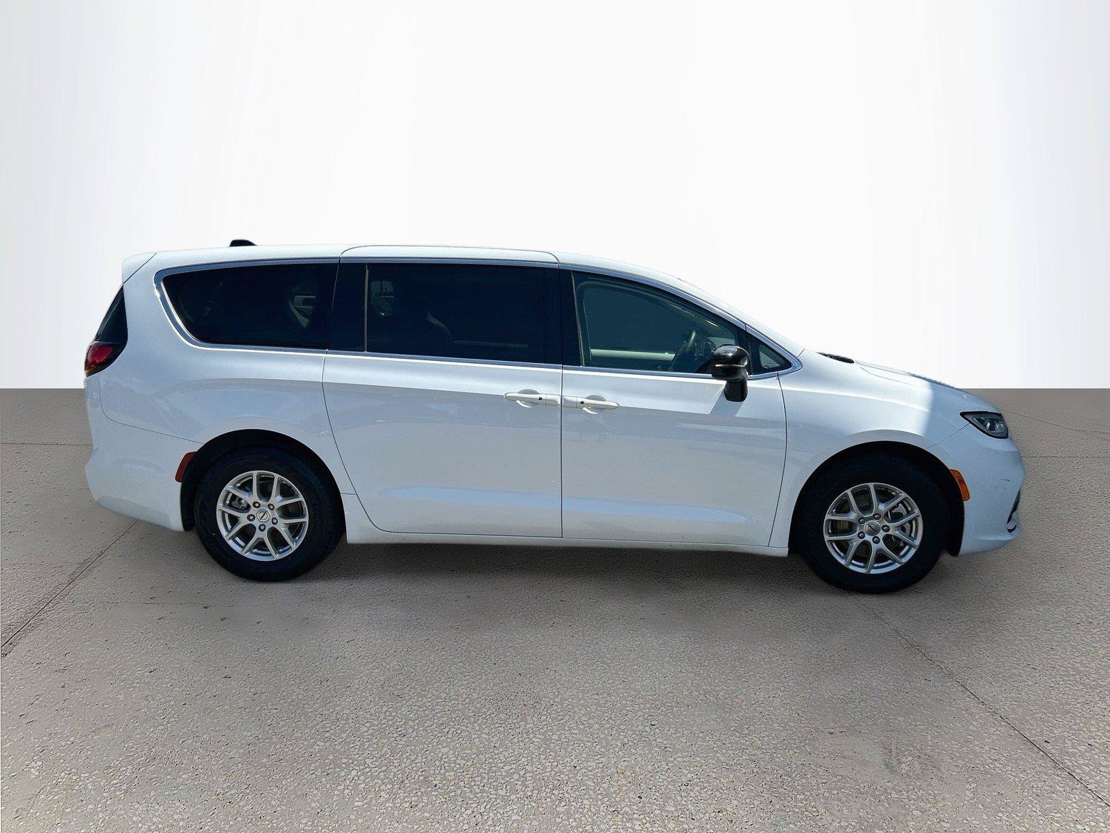 Used 2024 Chrysler Pacifica Touring-L FWD image 44