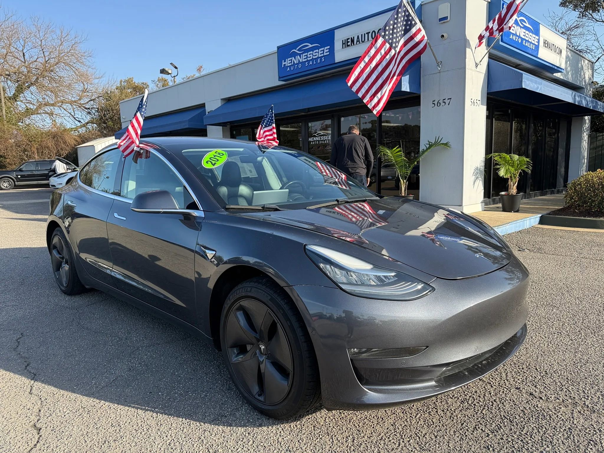 Used 2018 Tesla Model 3 Mid Range image 1