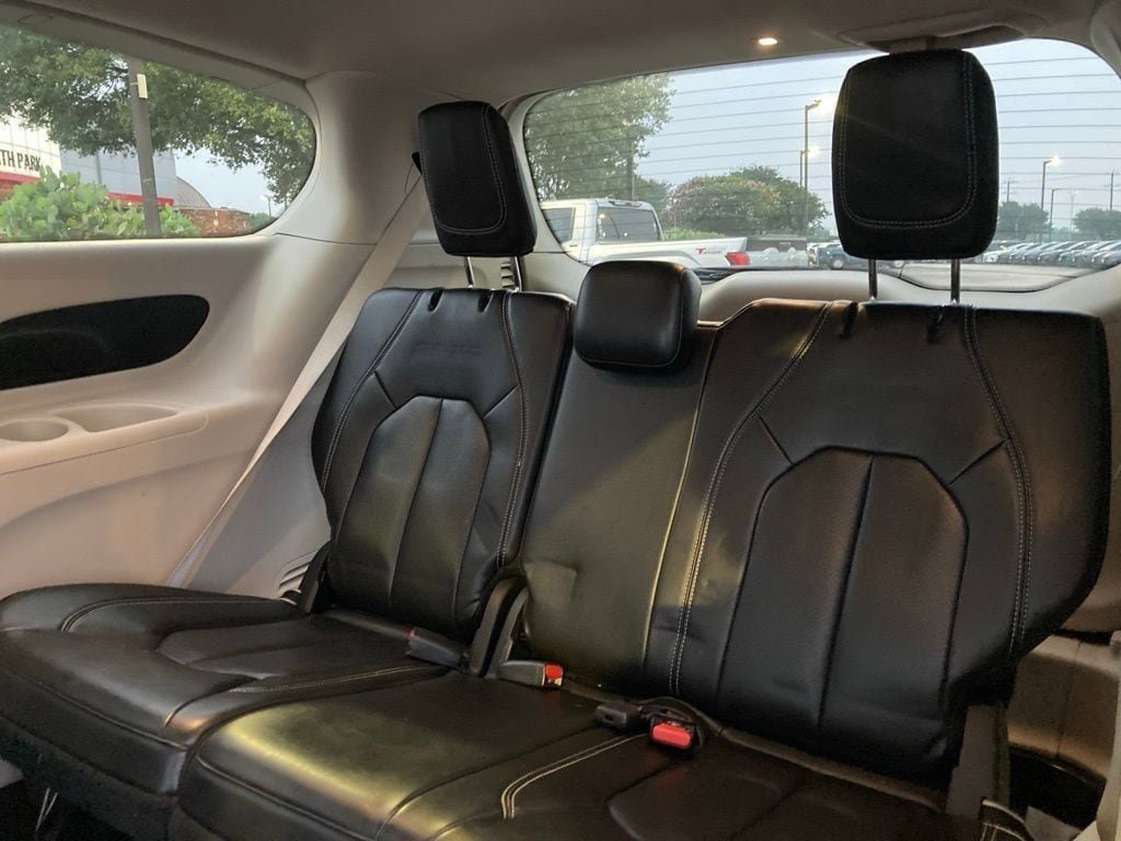 Used 2023 Chrysler Pacifica Touring-L FWD image 12