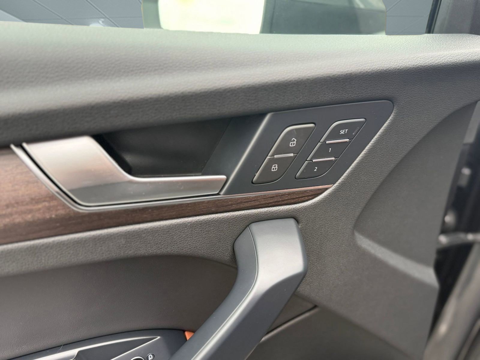 Used 2023 Audi Q5 e Premium w/ Convenience Package image 23