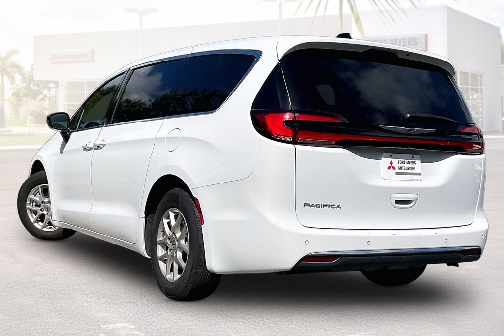 Used 2025 Chrysler Pacifica Select FWD image 28
