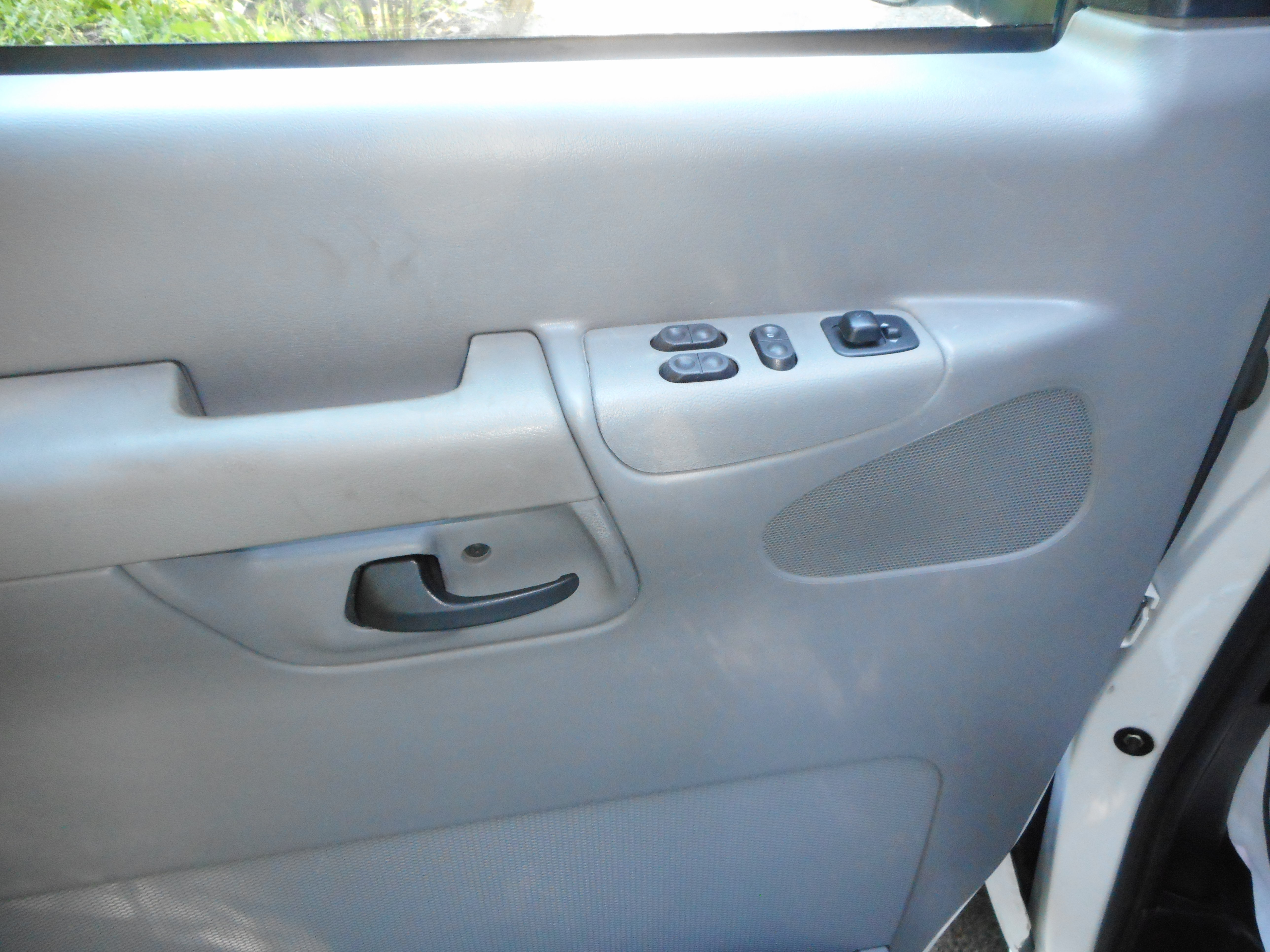 Used 2004 Ford E-350 and Econoline 350 Super Duty RWD image 15