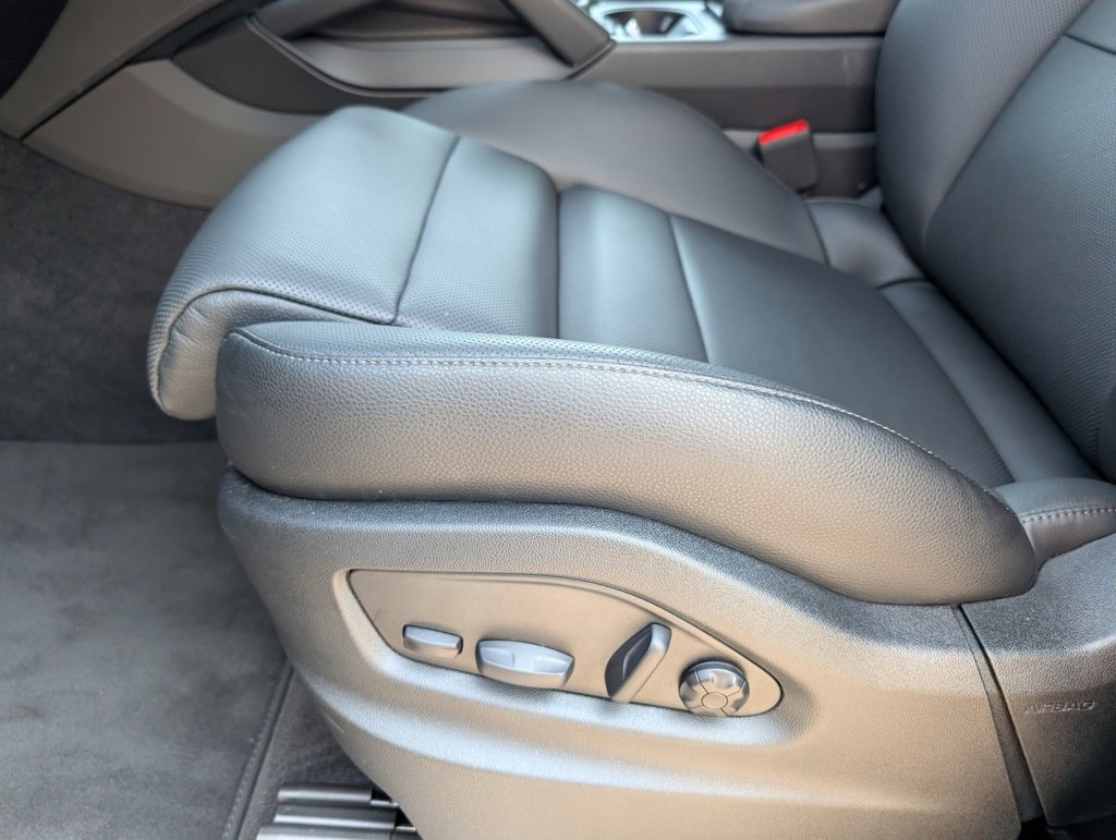 Certified 2025 Porsche Cayenne image 28