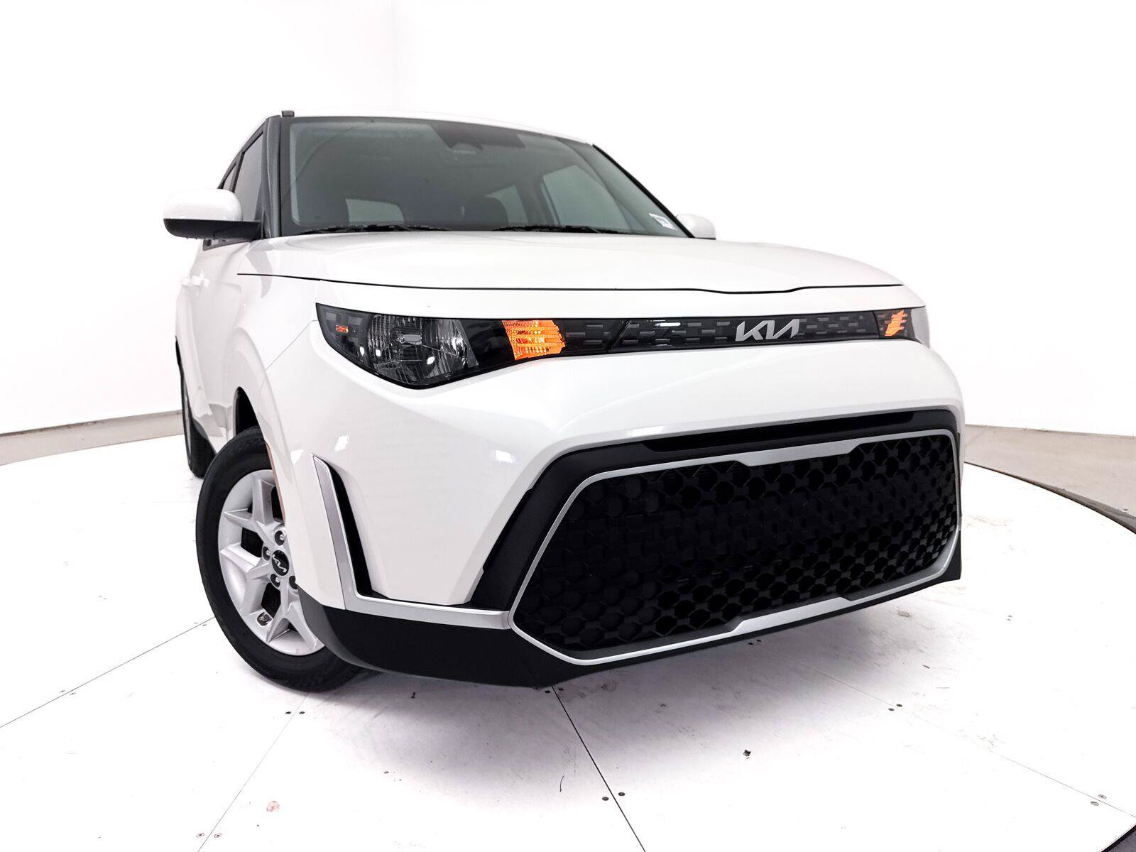 Used 2025 Kia Soul LX w/ LX Technology Package FWD image 5