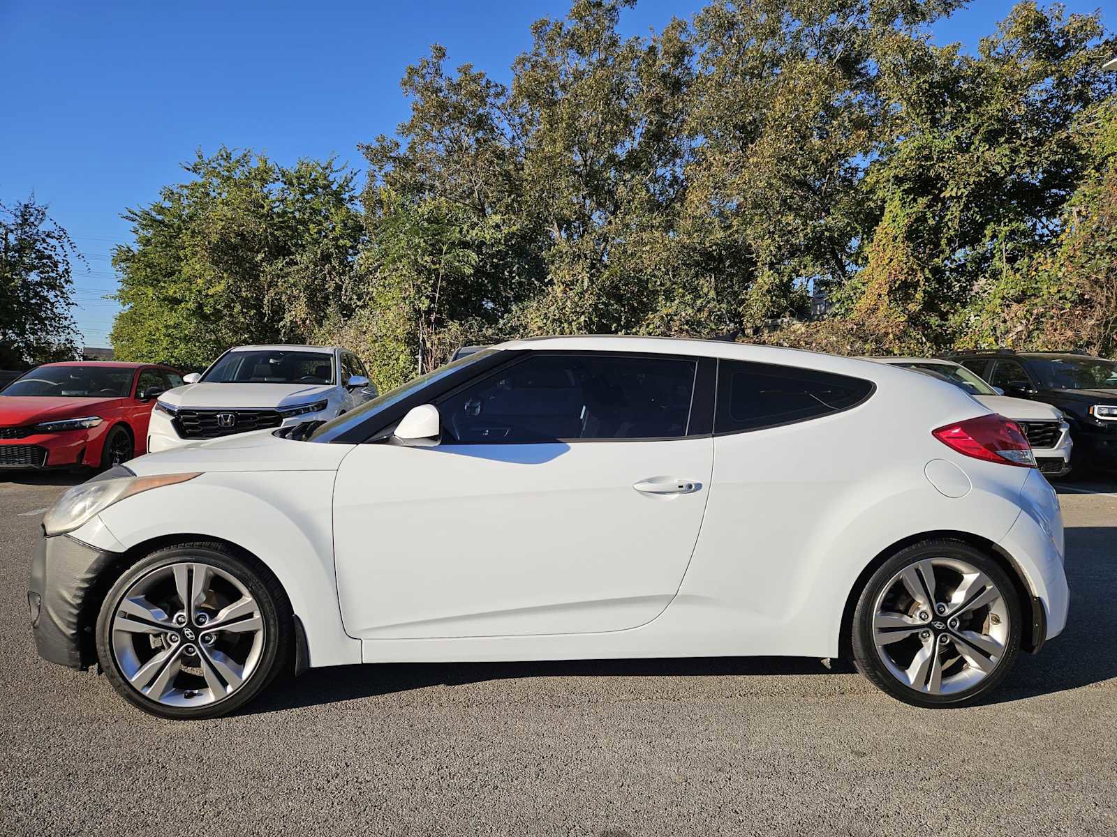 Used 2017 Hyundai Veloster Value Edition image 4