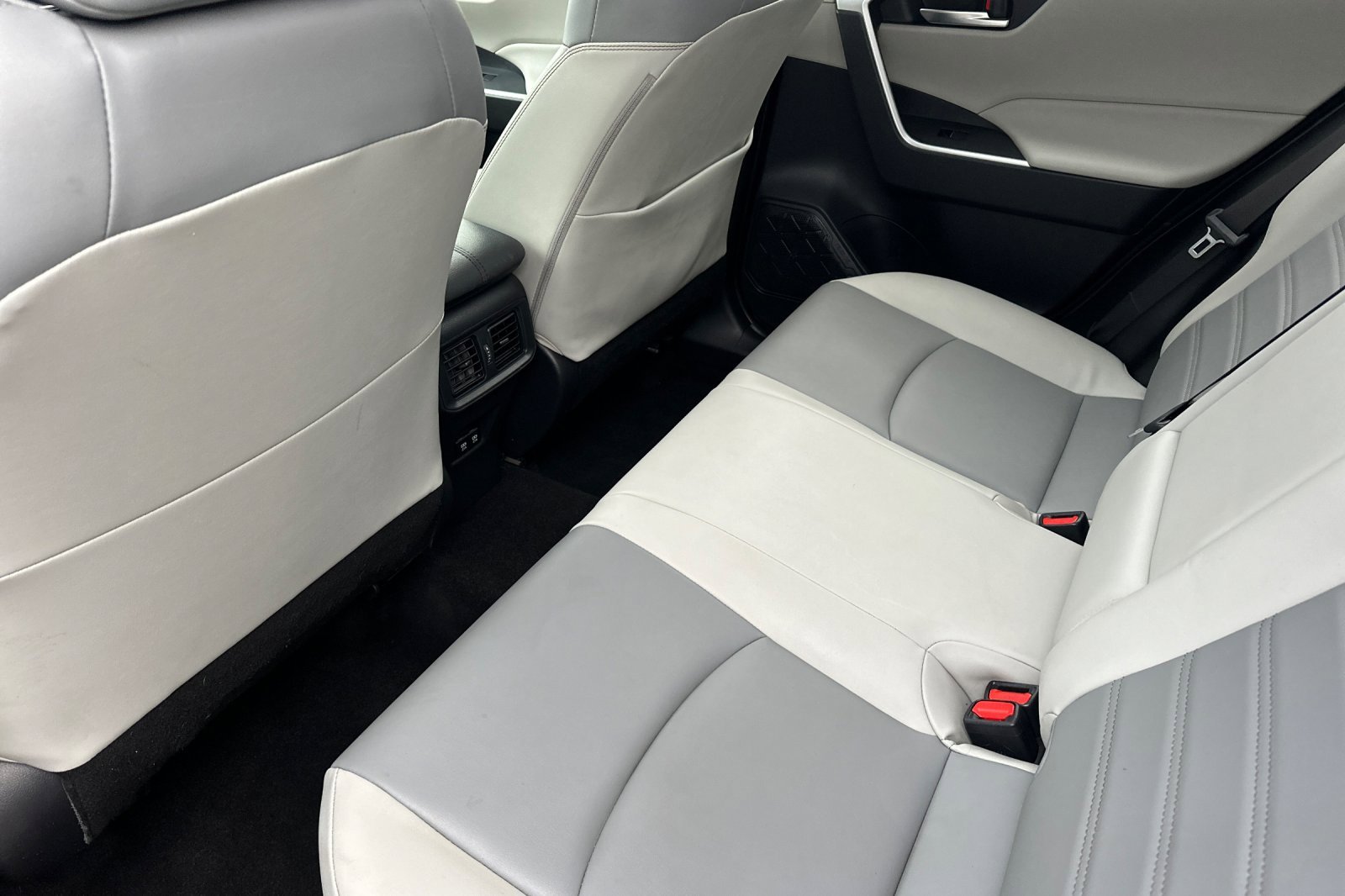 Used 2019 Toyota RAV4 XLE Premium image 4