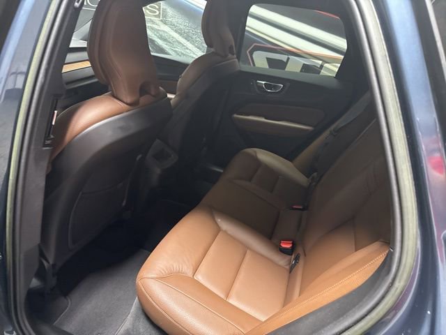 Used 2022 Volvo XC60 B5 Momentum image 13