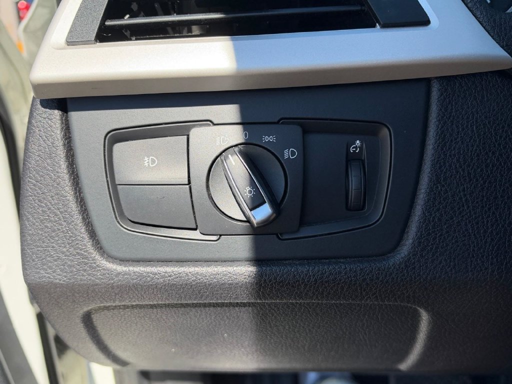 Used 2014 BMW 320i xDrive Sedan AWD/4WD image 19