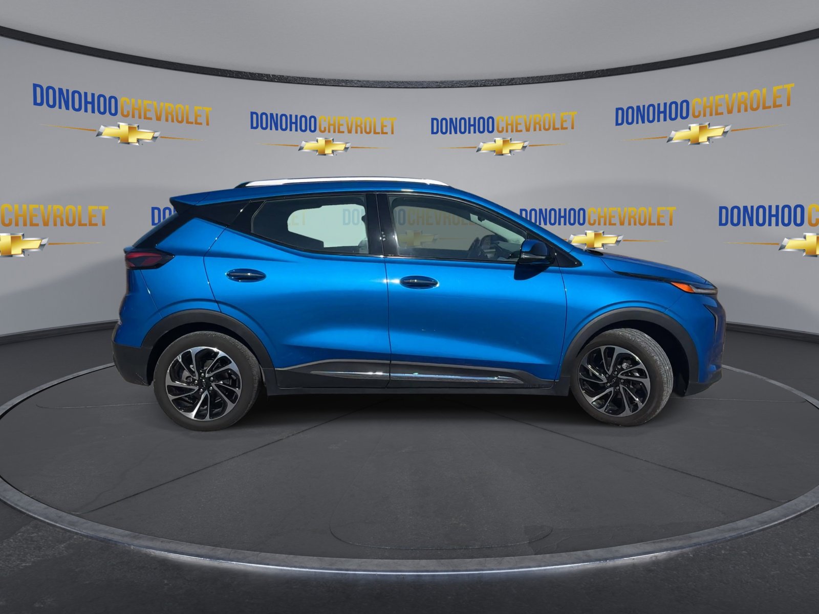 Used 2022 Chevrolet Bolt EUV Premier w/ Sun & Sound Package FWD image 9