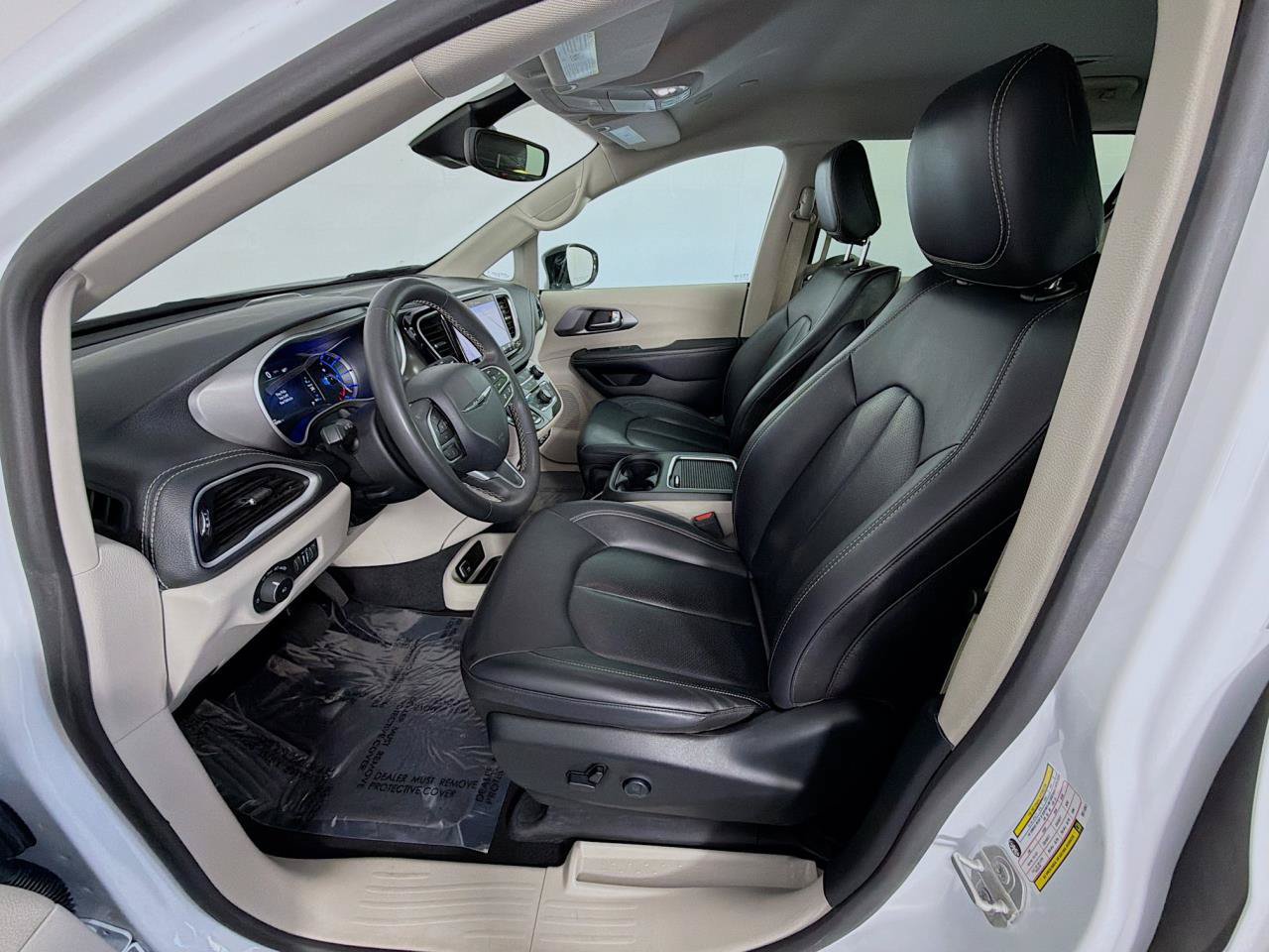 Used 2024 Chrysler Pacifica Limited FWD image 32