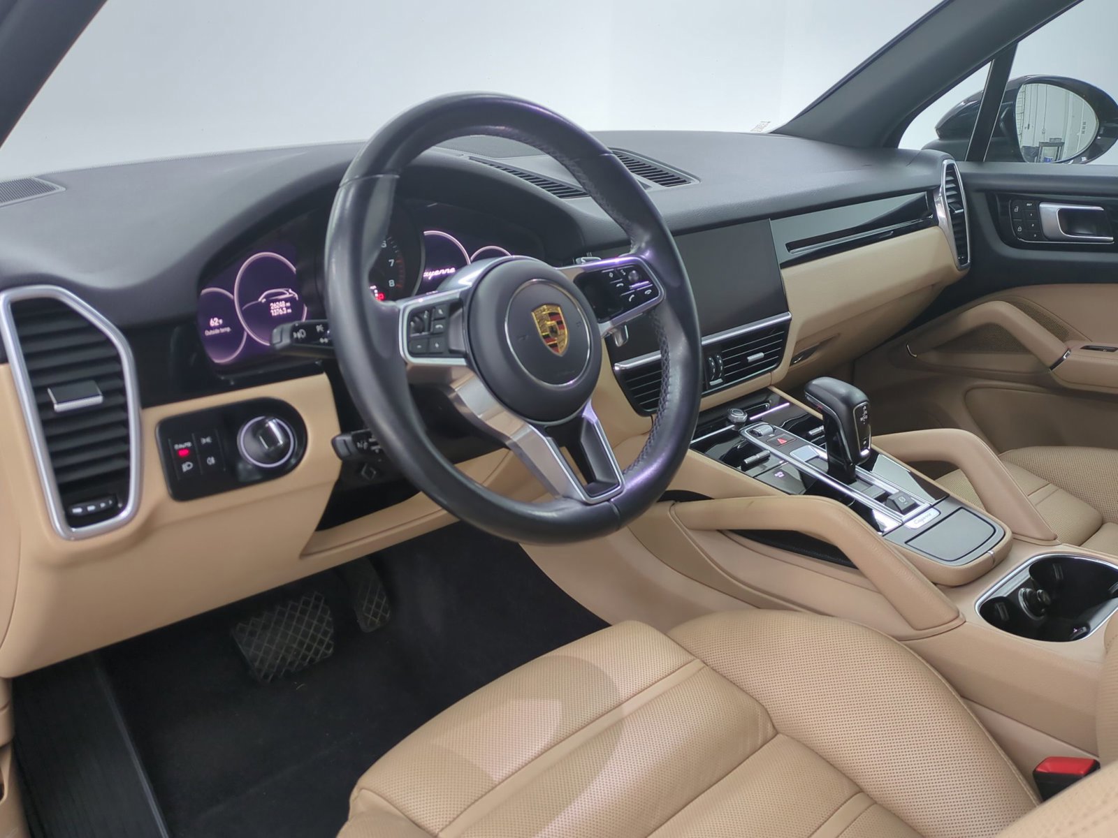 Certified 2023 Porsche Cayenne Platinum Edition image 4