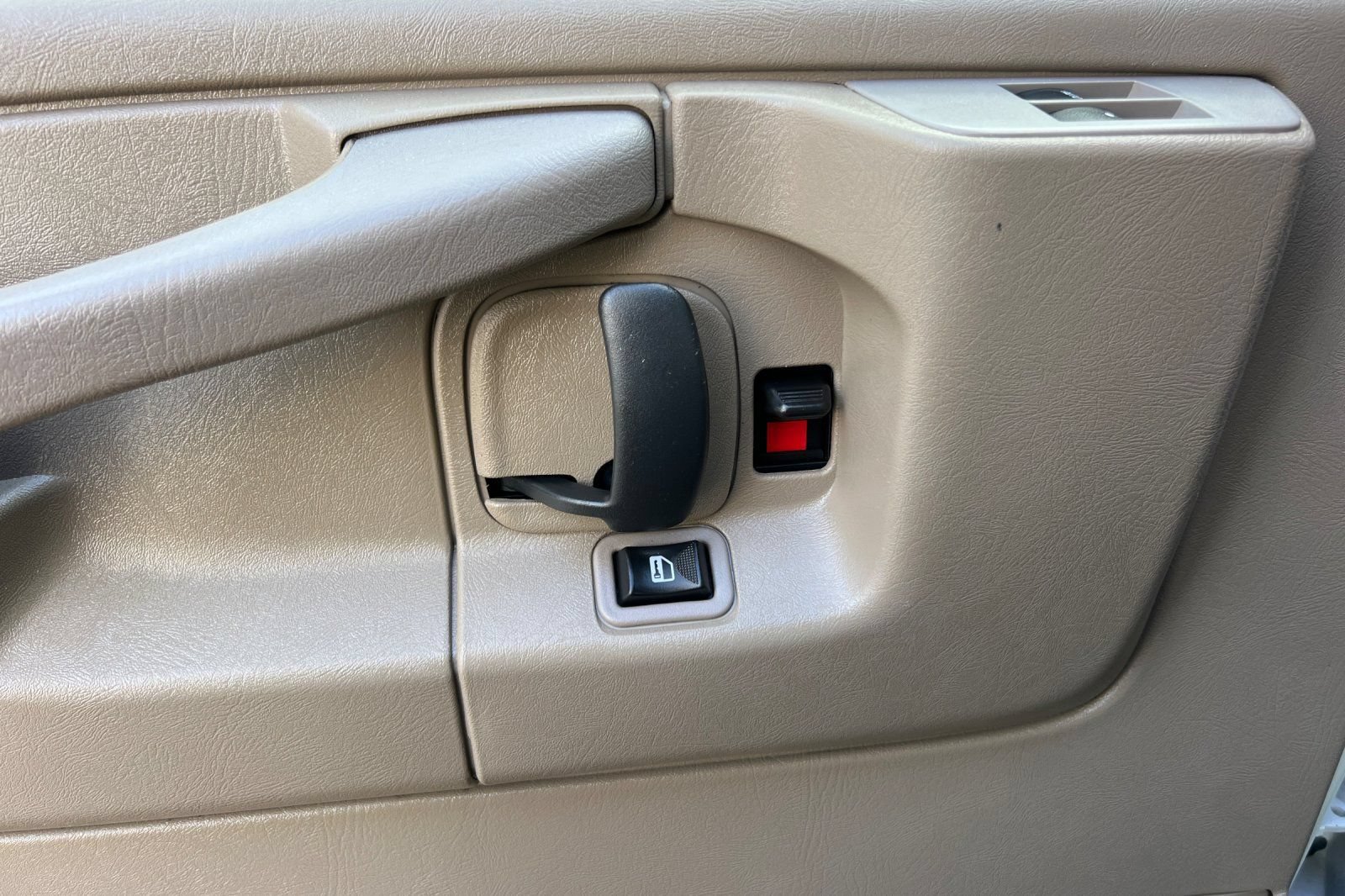 Used 2015 Chevrolet Express 4500 RWD image 12