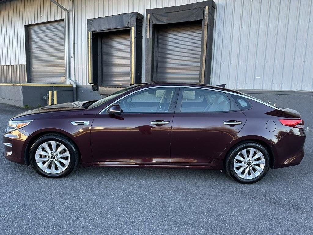 Used 2018 Kia Optima LX w/ 17" Alloy Wheels Package FWD image 2