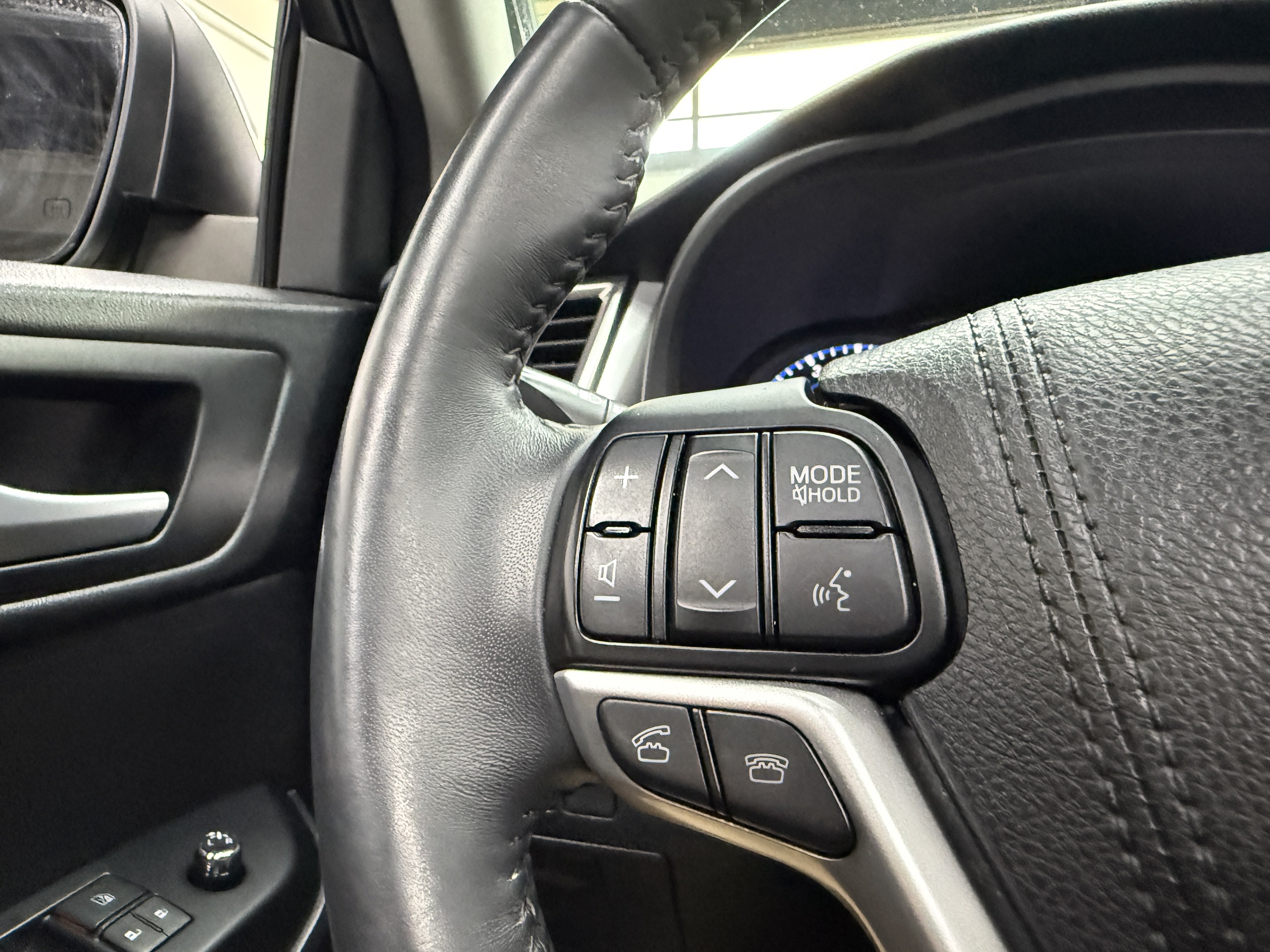 Used 2016 Toyota Highlander XLE AWD/4WD image 14
