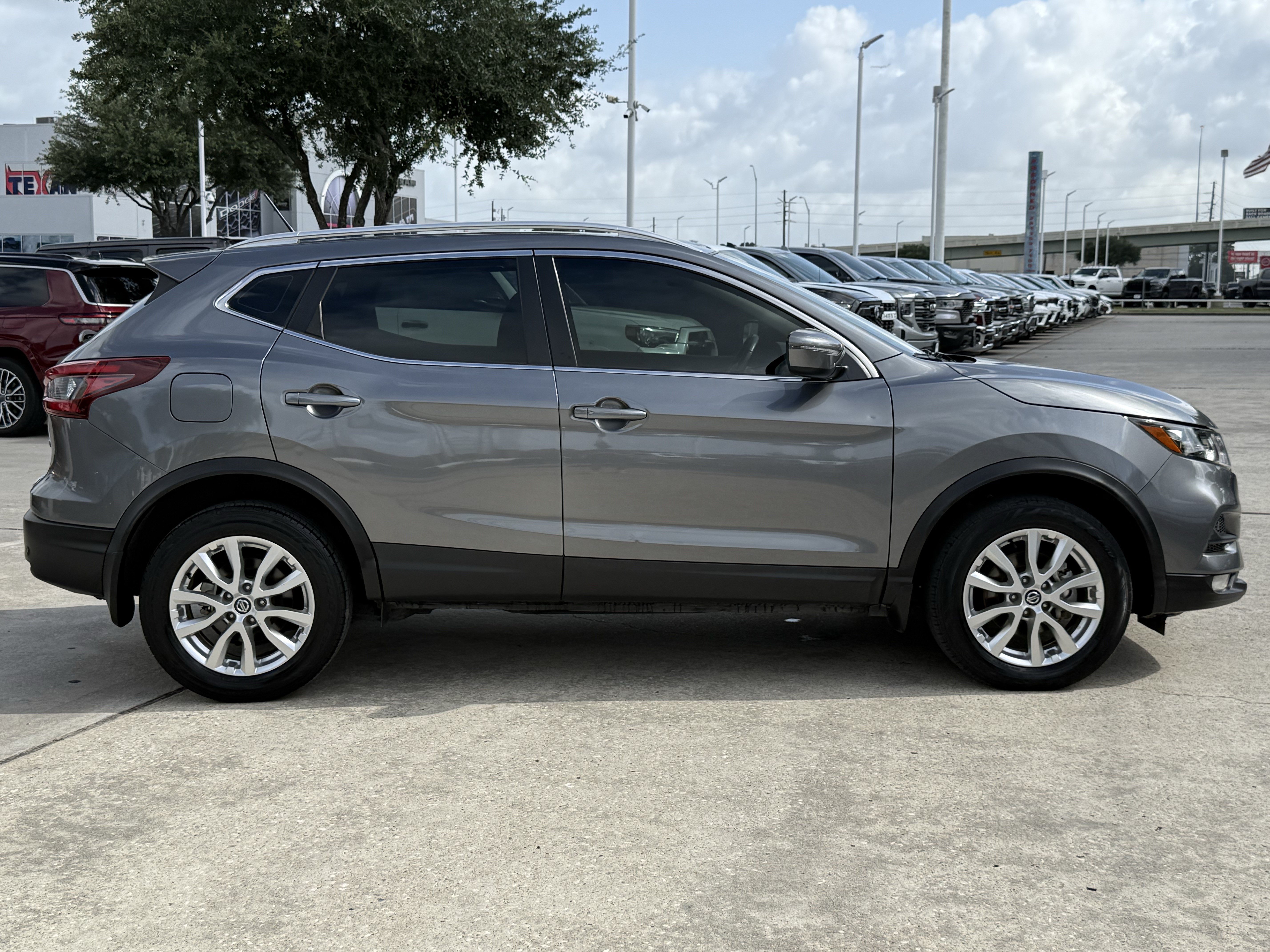 Used 2022 Nissan Rogue Sport SV FWD image 3