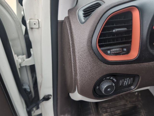 Used 2017 Jeep Renegade Latitude FWD image 5