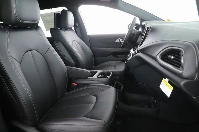New 2026 Chrysler Pacifica Select image 33