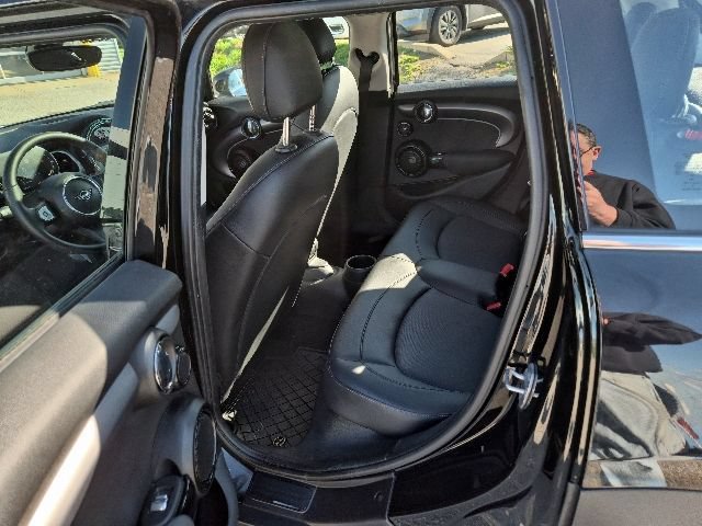 Used 2022 MINI Cooper 4-Door Hardtop w/ Premium Package FWD image 20