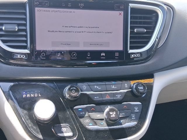 Used 2024 Chrysler Pacifica Touring-L FWD image 22