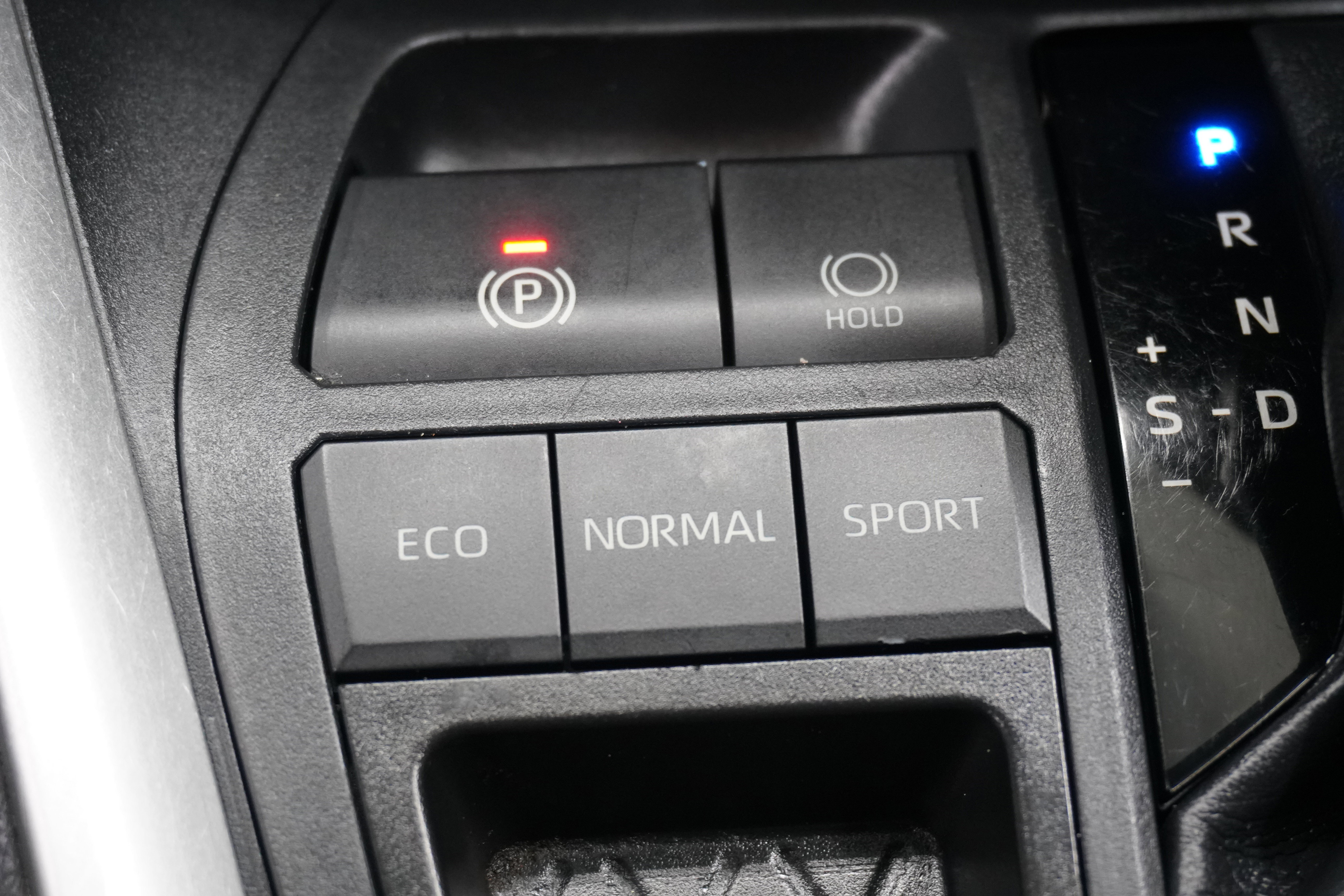 Used 2020 Toyota RAV4 XLE Premium image 21