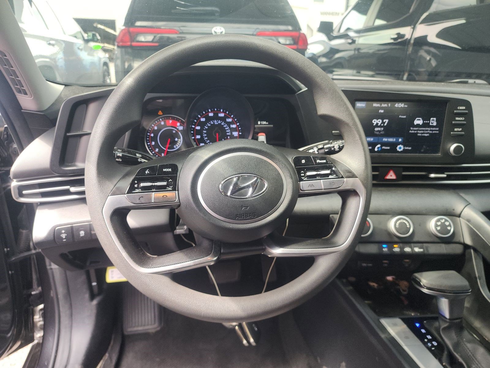 Used 2022 Hyundai Elantra SE FWD image 8