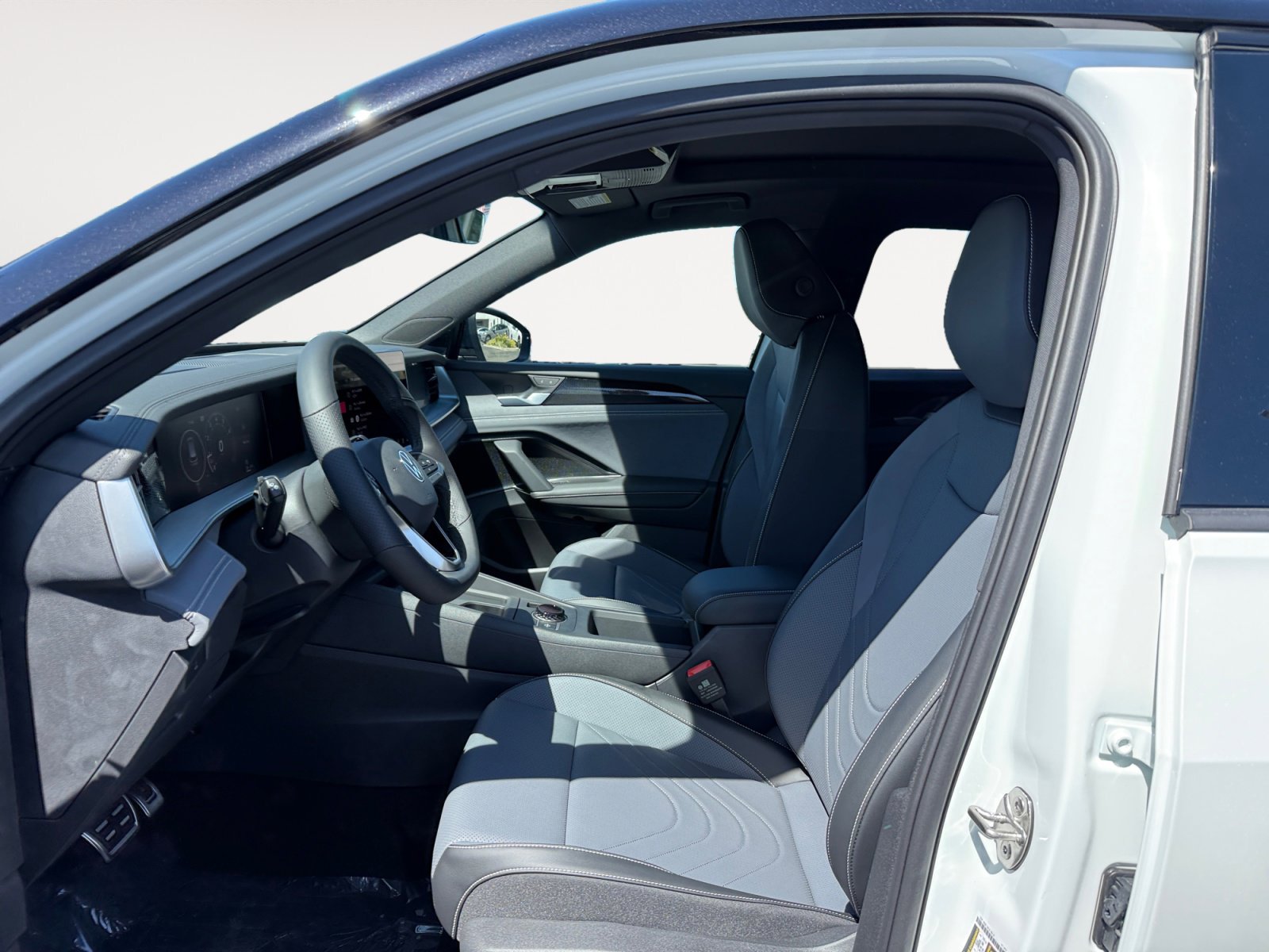 New 2026 Volkswagen Tiguan SE R-Line FWD image 10