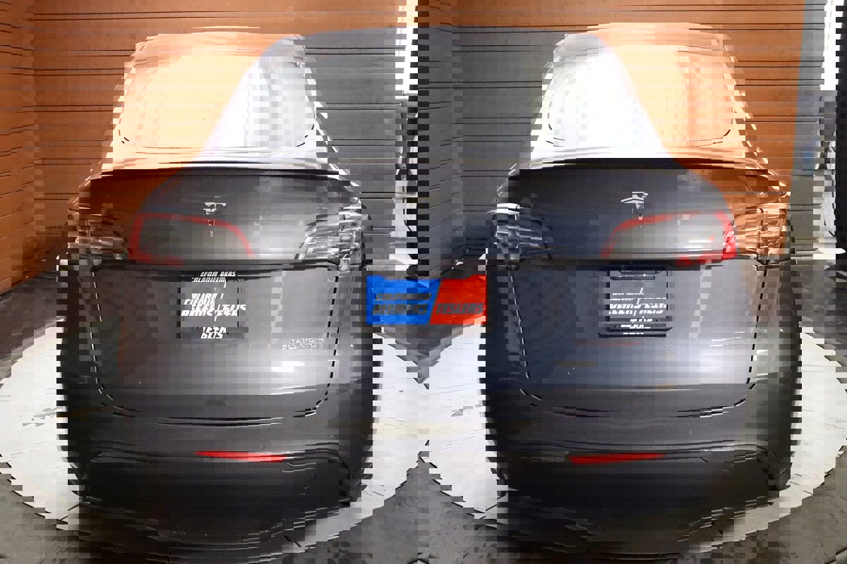 Used 2023 Tesla Model Y Performance image 9