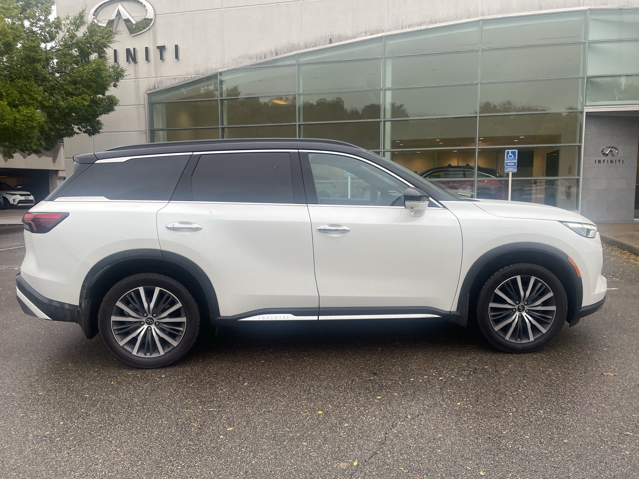 Used 2023 INFINITI QX60 Autograph AWD/4WD image 2
