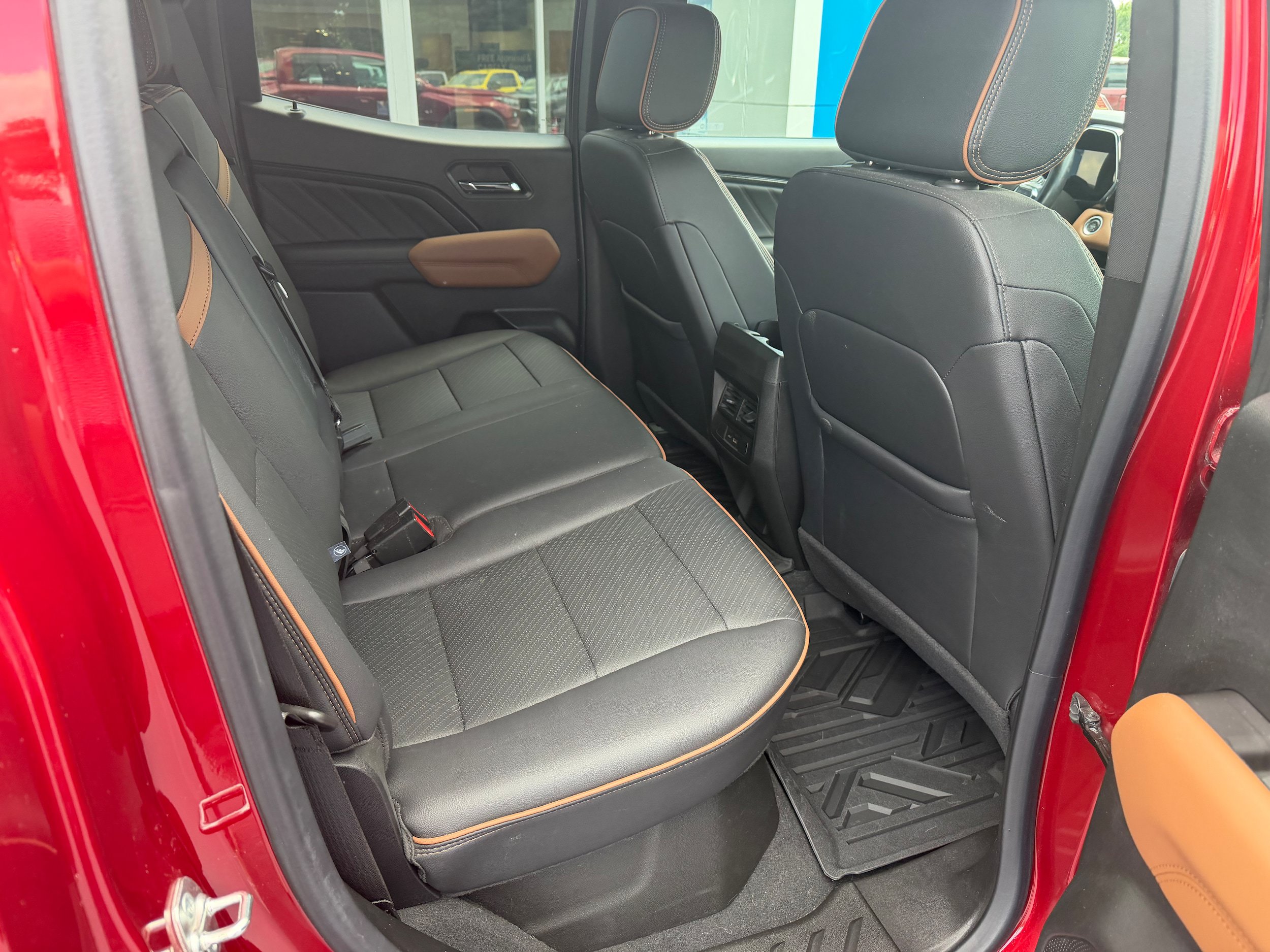 Used 2024 GMC Canyon AT4 w/ AT4 Premium Package AWD/4WD image 4
