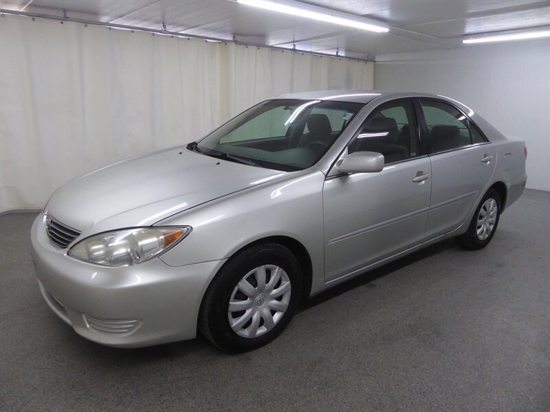 Used 2005 Toyota Camry LE FWD image 3