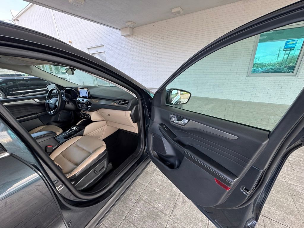 Used 2022 Ford Escape Titanium image 14