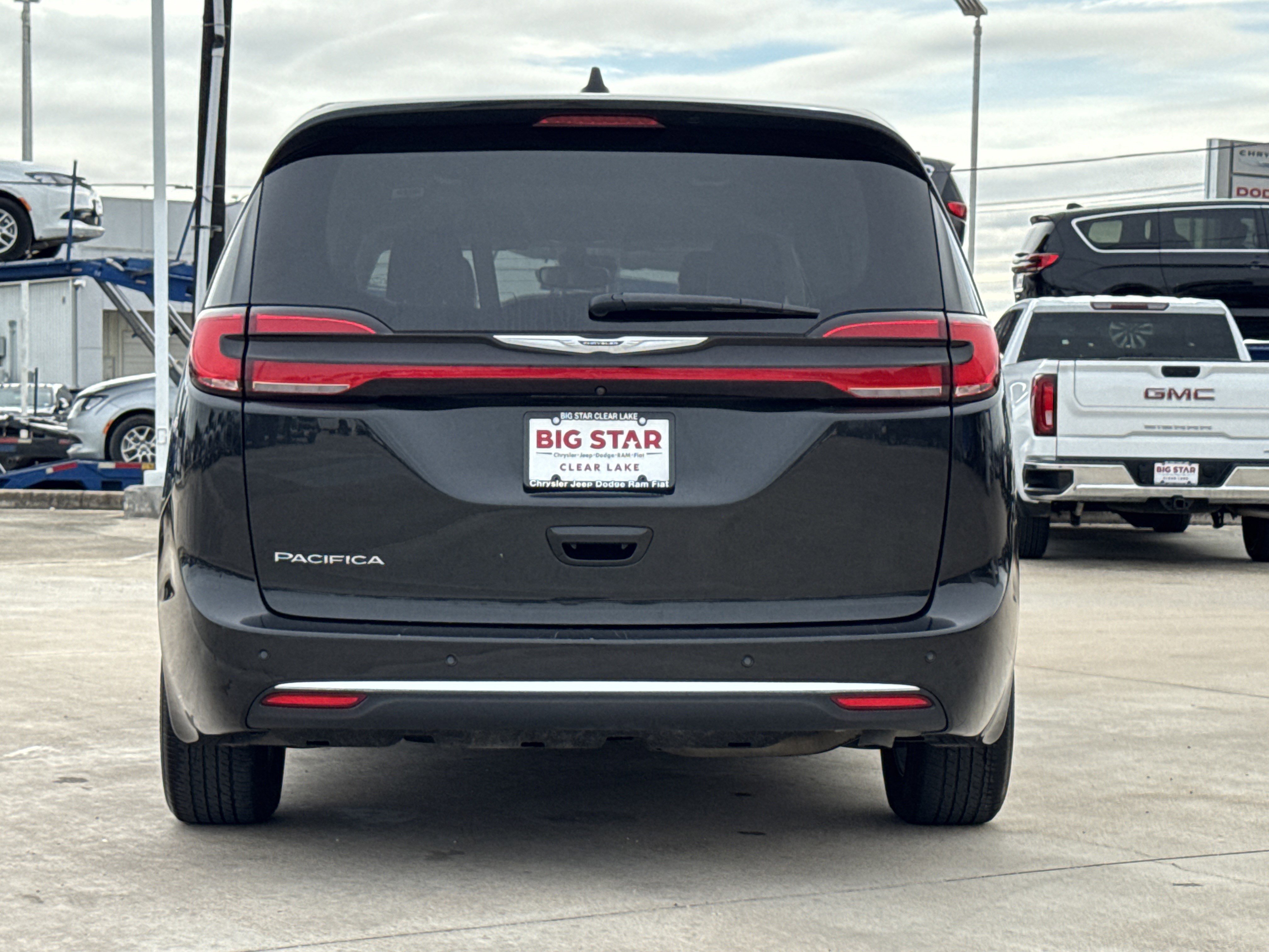 Used 2023 Chrysler Pacifica Touring-L image 10