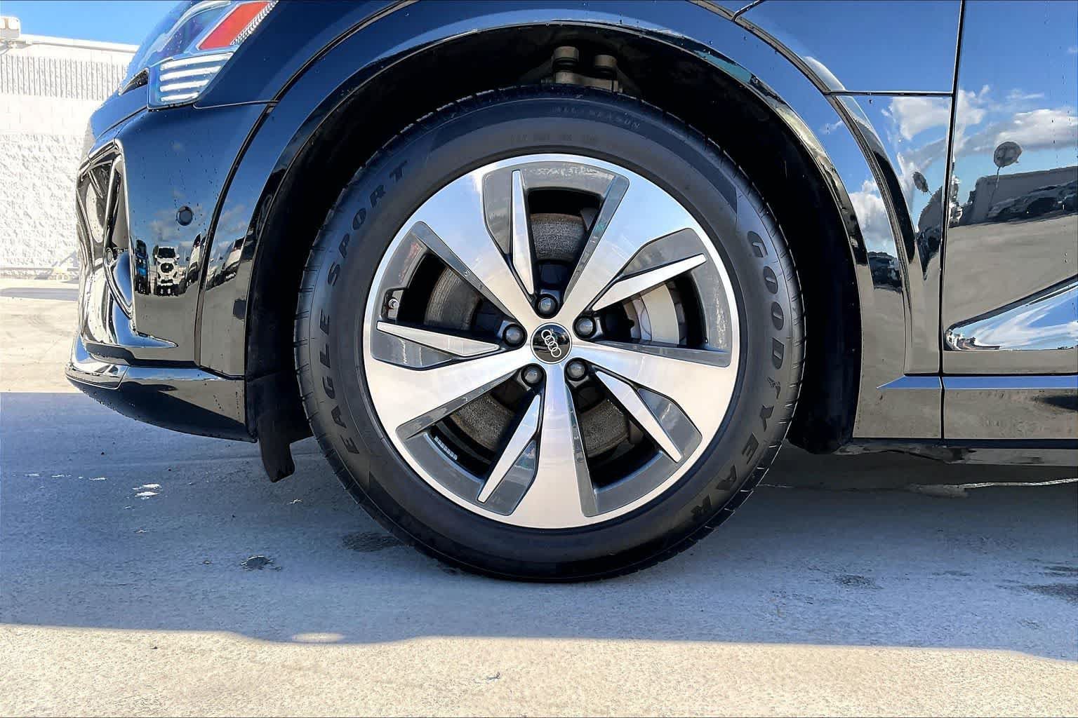 Used 2024 Audi Q8 e-tron Premium Plus w/ Premium Plus Package AWD/4WD image 8
