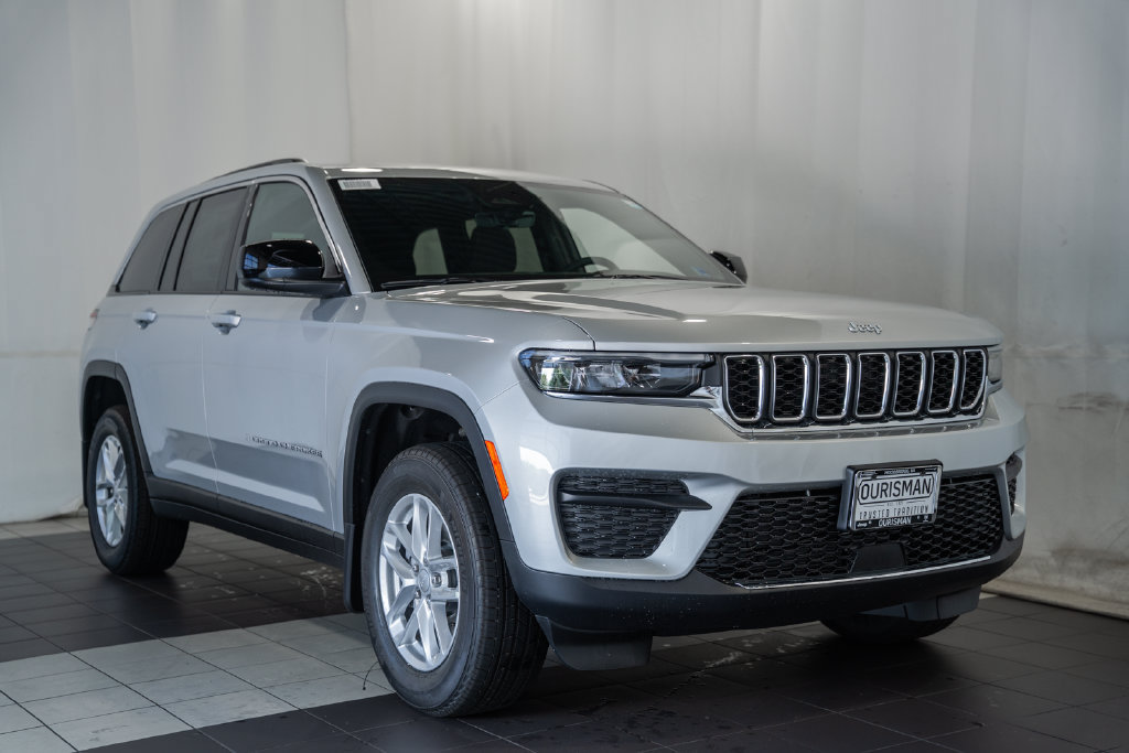 New 2026 Jeep Grand Cherokee Laredo w/ Trailer Tow Package AWD/4WD image 1