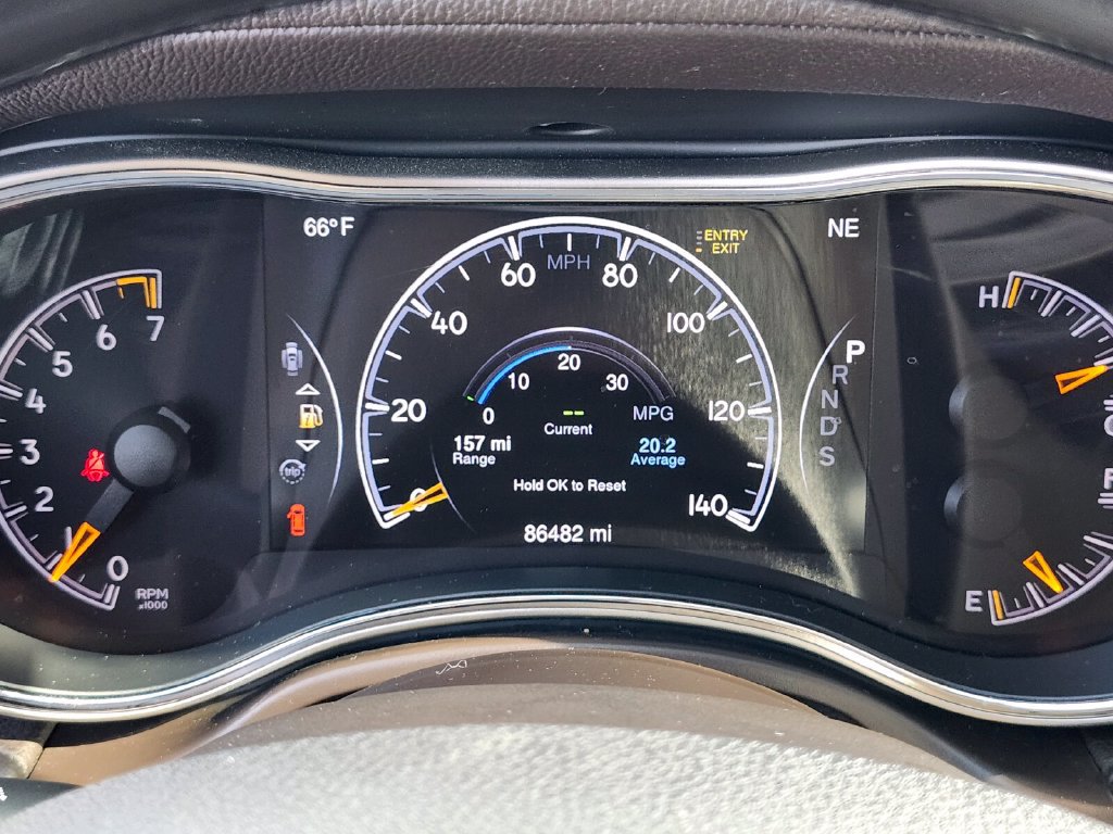 Used 2015 Jeep Grand Cherokee Overland w/ Advanced Technology Group AWD/4WD image 32