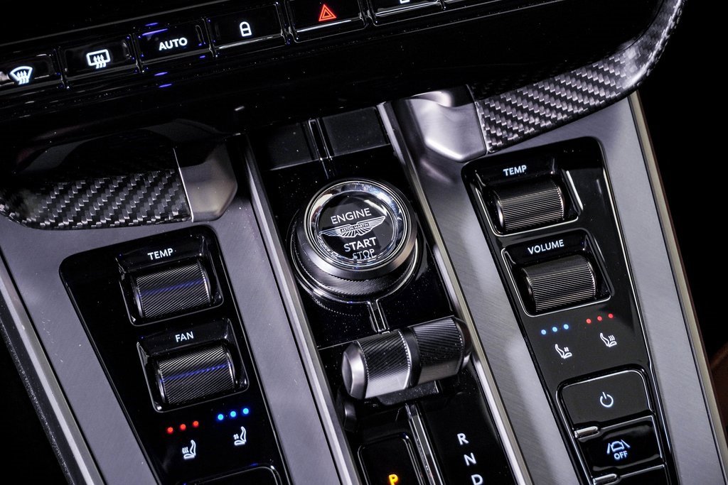 Used 2025 Aston Martin Vanquish image 35