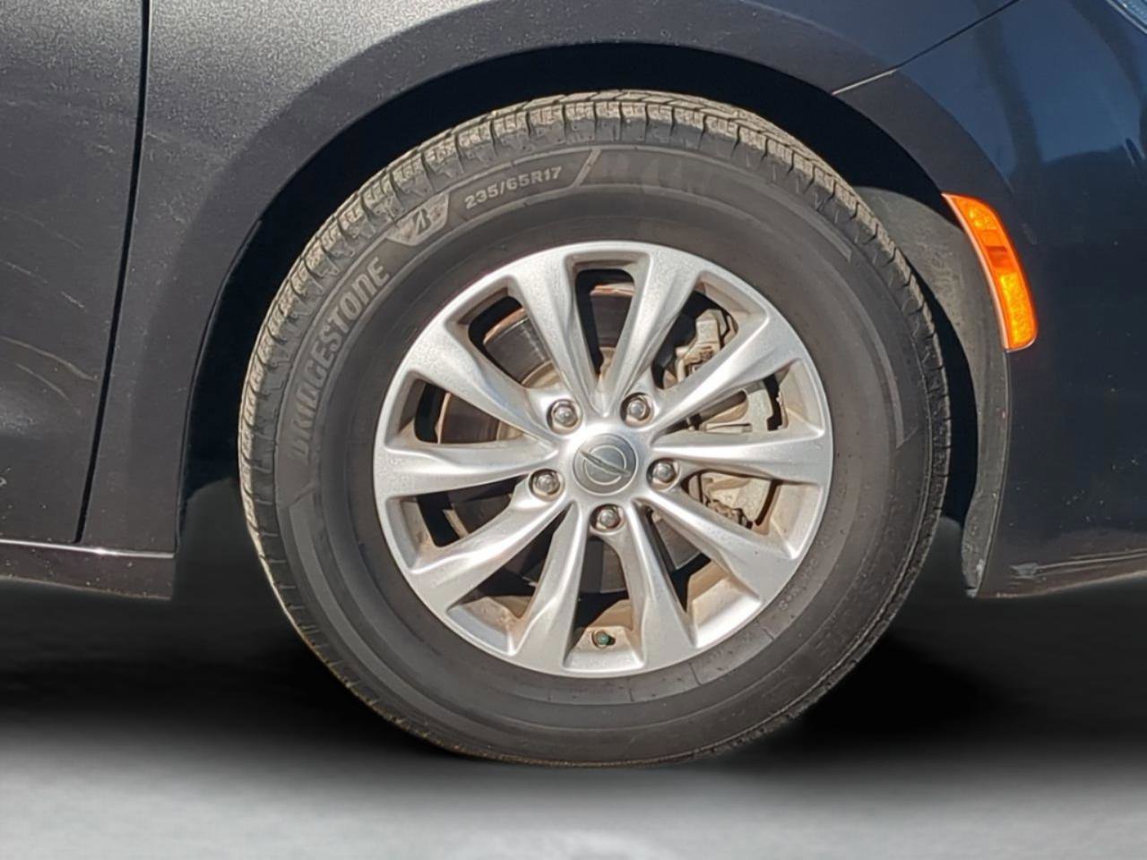 Used 2017 Chrysler Pacifica Touring-L image 10